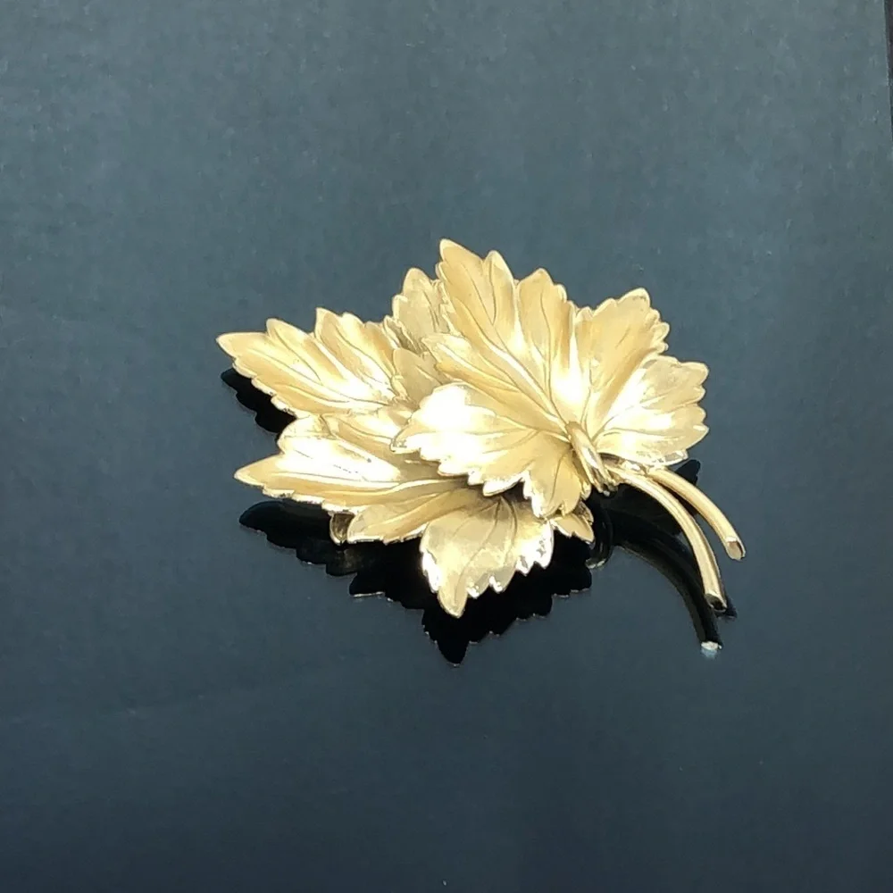 VINTAGE CORO GOLD LEAVES BROOCH